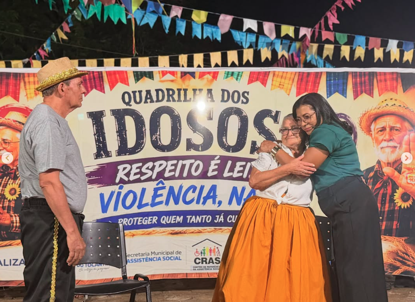 A Quadrilha do Grupo Feliz Idade participa do Arraiá Encantos do Sertão.